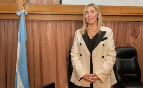 Juíza federal na Argentina pede esclarecimentos ao governo Milei sobre trâmites de Flávio Bolsonaro
