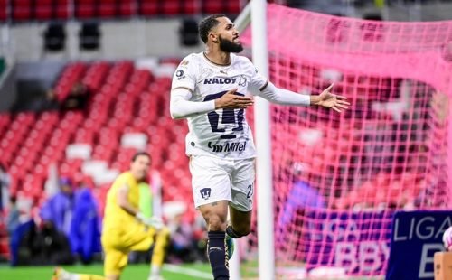 Juninho brilha pelo Pumas, marca duas vezes e espanta crise no futebol mexicano