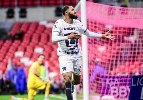 Juninho brilha pelo Pumas, marca duas vezes e espanta crise no futebol mexicano