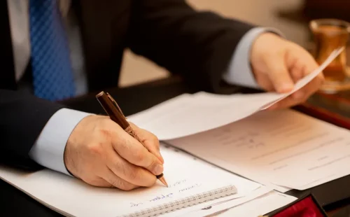 Jurídico com inteligência artificial exige cálculo real de retorno financeiro e eficiência