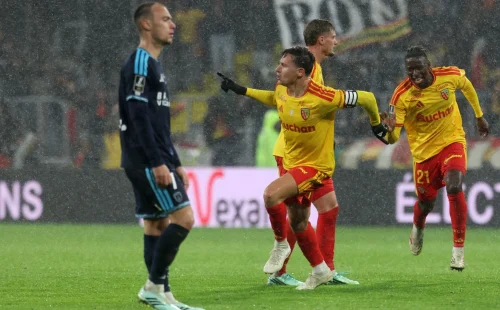 Lens derrota o Paris FC por 2 a 1 e impede liderança na França