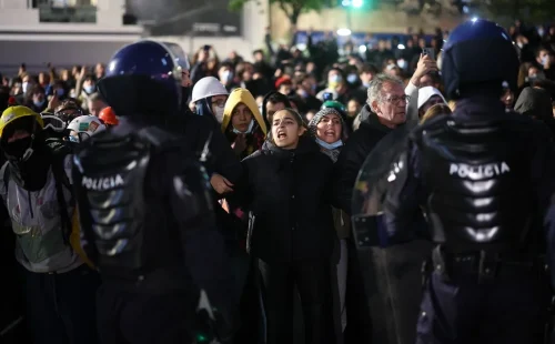 Livre cobra posição de Seguro após intervenção policial na habitação