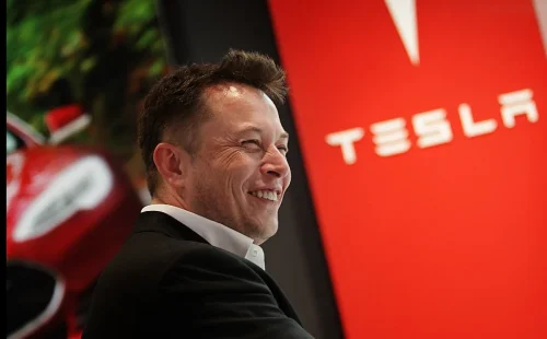 Lucro da tesla regista queda de 42% no terceiro trimestre e receitas ficam estáveis