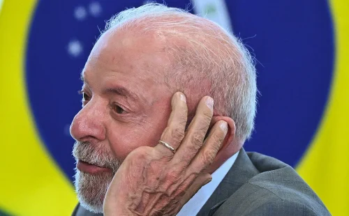 Lula aciona Justiça eleitoral para barrar Flávio Bolsonaro por interferência da Meta