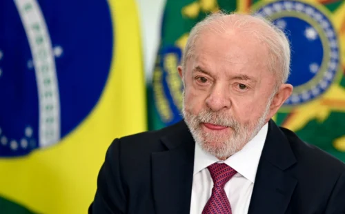 Lula anuncia entrega de sigilos ao TSE e desafia adversário