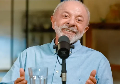 Lula celebra vitória histórica e reeleição contra Flávio Bolsonaro após disputa acirrada