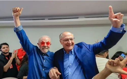 Lula comemora quarto mandato na Avenida paulista e destaca feito histórico