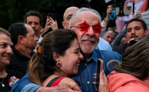 Lula da Silva vence eleição presidencial no Brasil em disputa acirrada