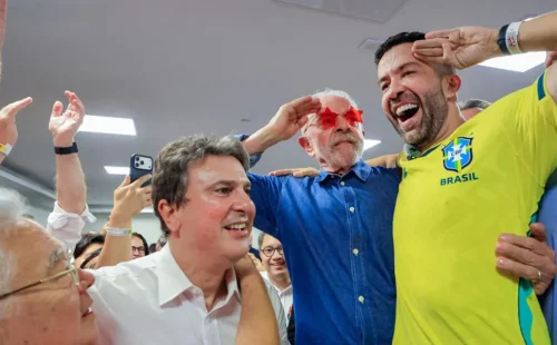 Lula derrota Flávio Bolsonaro, assegura quarto mandato e mantém país dividido enquanto barra a direita latino-americana