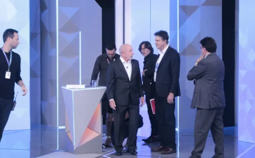 Lula e Flávio Bolsonaro se enfrentam no último debate antes do segundo turno