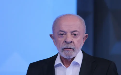 Lula rebate Flávio Bolsonaro e acusa senador de desrespeitar beneficiários do Bolsa Família