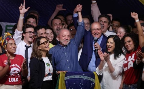 Lula vence reeleição no Brasil e aponta derrota do negacionismo