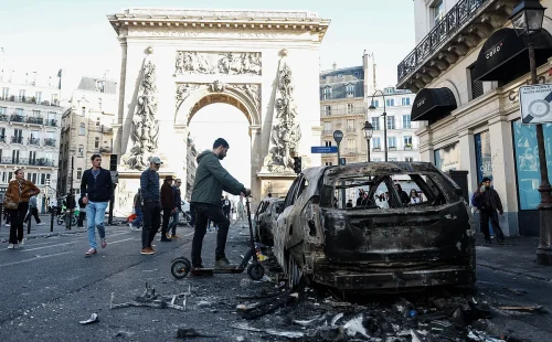 Macron fala à nação após protestos violentos deixarem milhares de detidos na frança