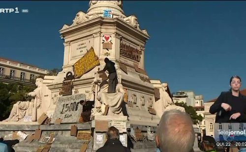Manifestantes pelo direito à habitação passam mais uma noite ao relento no Rossio