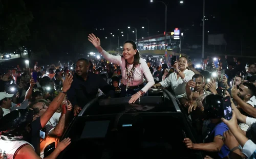 María Corina Machado regressa à Venezuela e mobiliza Milhares de apoiantes