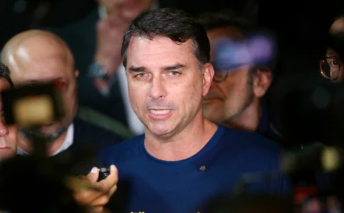 Meios estrangeiros repercutem suposta fuga de Flávio Bolsonaro para os Estados Unidos após derrota