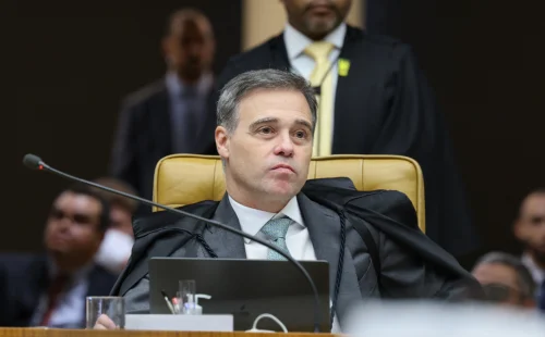 Mendonça confirma discussão sobre suspender canais de mensagens nas eleições