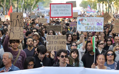 Milhares de pessoas tomam as ruas em protesto contra a crise da habitação