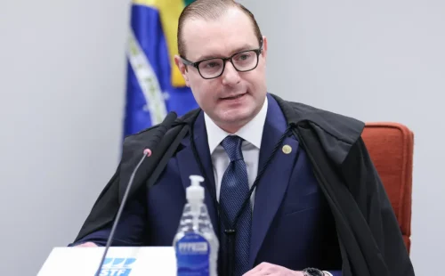 Ministro Cristiano Zanin prorroga horário de votação das eleições até 19h no Brasil