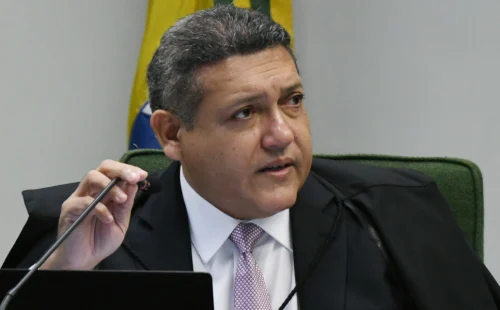 Ministro Nunes Marques ordena remoção de vídeos falsos contra Flávio Bolsonaro