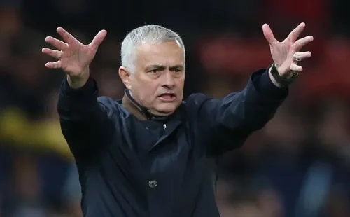 Mourinho defende Vini Jr e diz que exigiria saída do clube