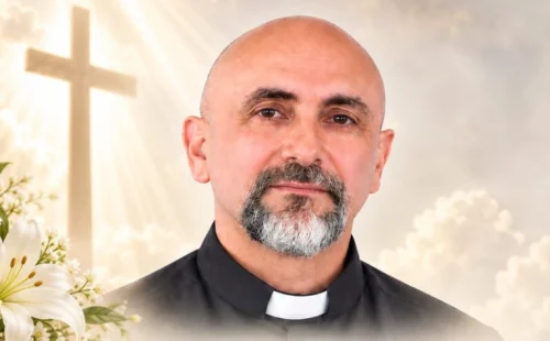 Padre Patricio Sánchez Molinari morre atingido por cruz em missa no Equador