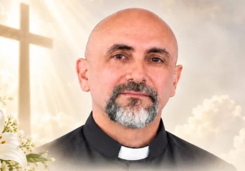 Padre Patricio Sánchez Molinari morre atingido por cruz em missa no Equador