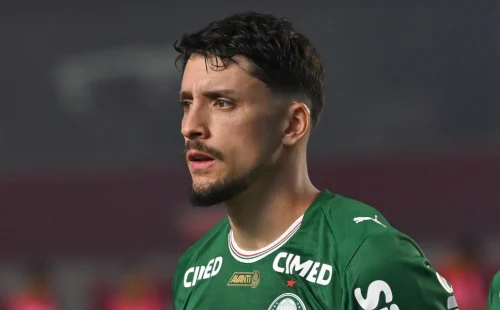 Palmeiras vence o Athletico-pr fora de casa e assume provisoriamente a liderança do campeonato
