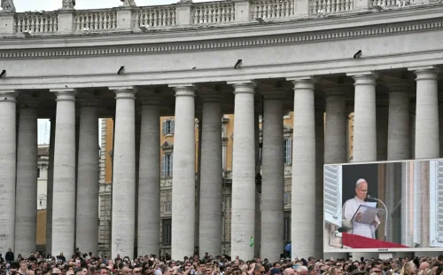Papa Leão XIV reaparece no Vaticano e agradece apoio após cirurgia