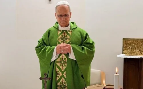 Papa Leão XIV recebe alta médica e volta ao Vaticano após cirurgia no pulmão