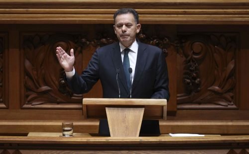 Parlamento debate Orçamento de 2027 sob protestos e crise política