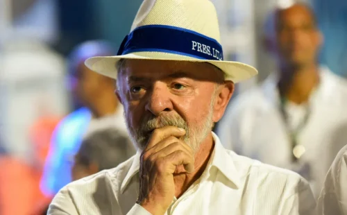 PGE afasta propaganda antecipada em desfile de carnaval para Lula