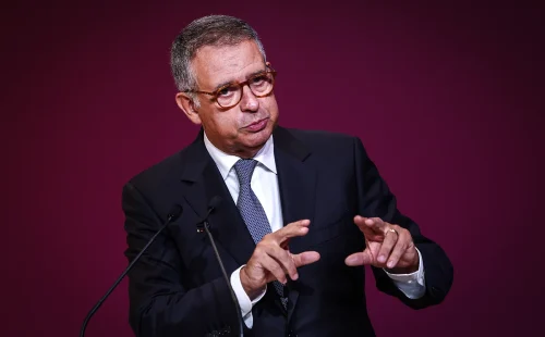 Pobreza não pode ser vista como inevitável em uma democracia, afirma António José Seguro