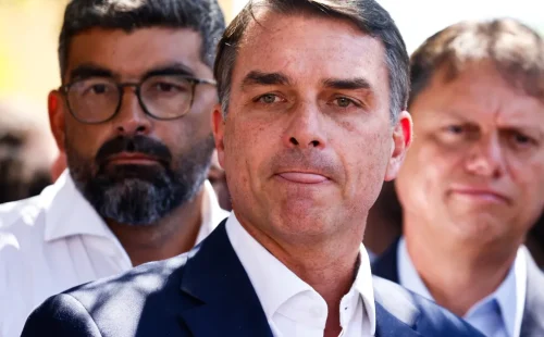 Polícia Federal confirma que Flávio Bolsonaro viajou sem registro migratório
