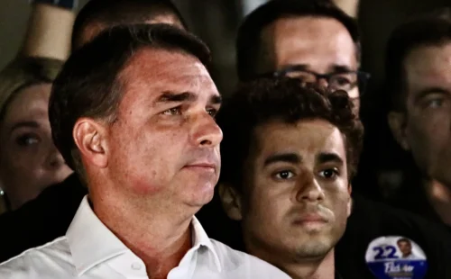 Polícia Federal investiga possível saída clandestina de Flávio Bolsonaro para a Argentina