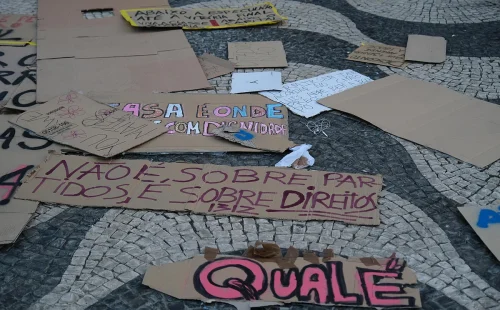 Polícia ordena desmontagem de tendas de manifestantes no rossio