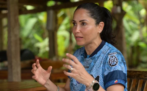 Polícia prende Luisa González, ex-candidata presidencial equatoriana, em investigação de lavagem