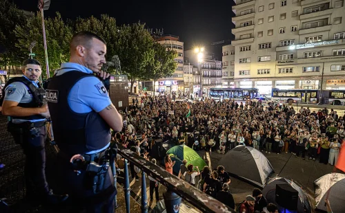 Protesto pela habitação é desmantelado pela polícia em praças