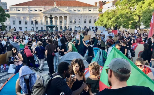 Protesto pela habitação ocupa Praça do Rossio em Lisboa com tendas e críticas ao governo