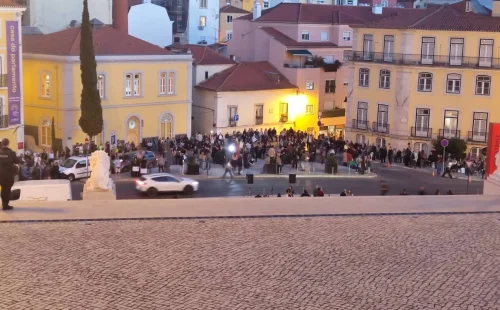 Protesto por habitação mobiliza manifestantes e fecha comércio perto da Assembleia da República