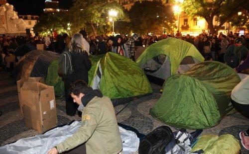 Protesto por habitação no rossio tem tendas retiradas por ordens policiais