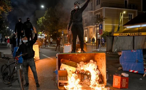 Protestos na europa levam governos a adotar toques de recolher