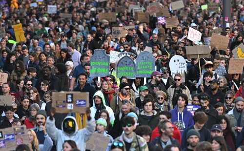Protestos na Europa reúnem milhares de jovens contra o custo de vida