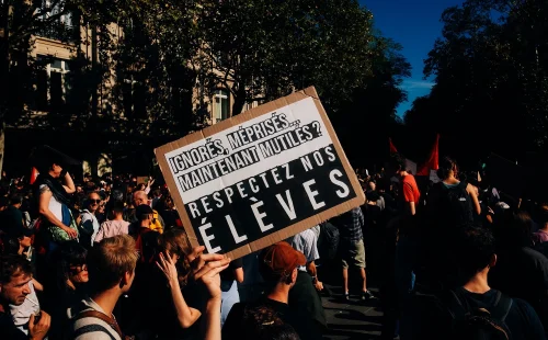 Protestos na França denunciam violência policial contra estudantes