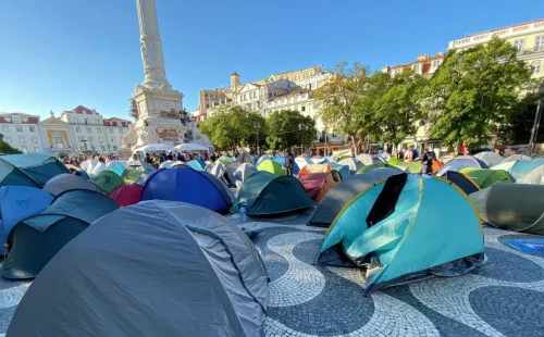 Protestos pela habitação ganham força e acampamentos ocupam praças em Lisboa e Porto