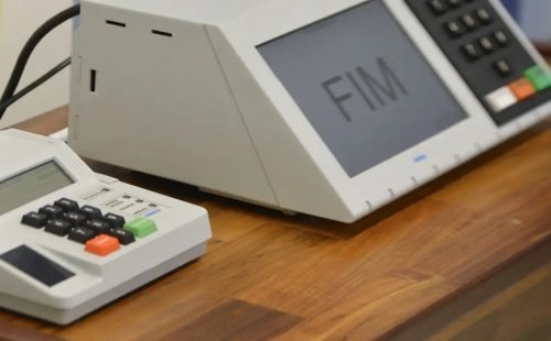Regras da Justiça Eleitoral proíbem uso de celular na cabine de votação