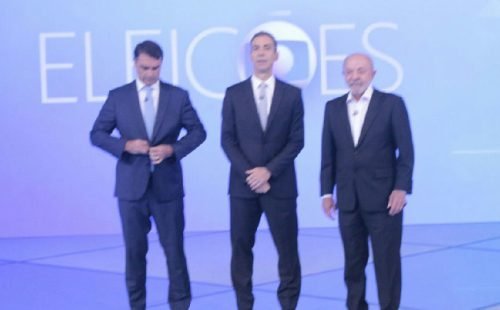 Senador Flávio Bolsonaro afasta privatizações e promete reajustes em debate político