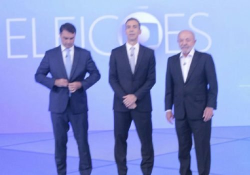 Senador Flávio Bolsonaro afasta privatizações e promete reajustes em debate político