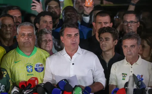 Senador Flávio Bolsonaro embarca para o Equador em voo privado com a família pela fronteira argentina