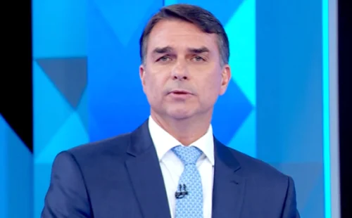 Senador Flávio Bolsonaro viaja para fora do país e gera movimentação entre aliados